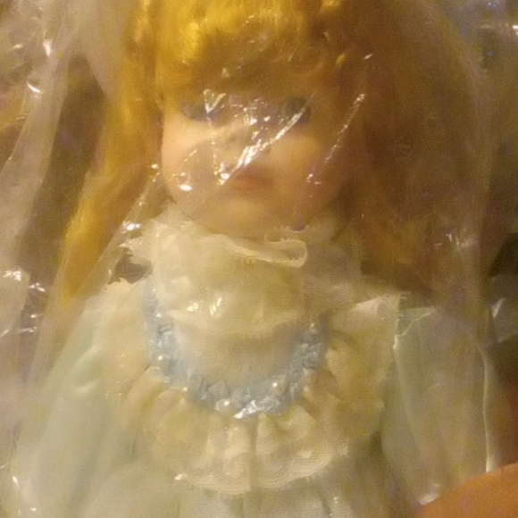 Porcelain doll that can stand - Picture 2 of 2